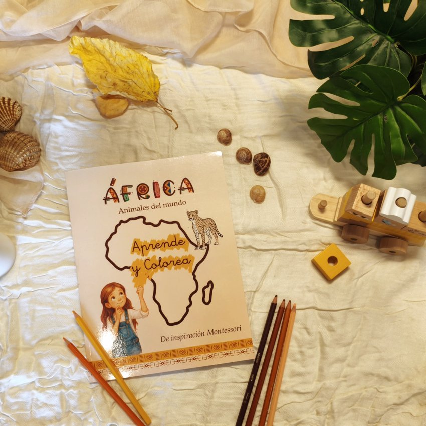 Libro montessori infantil para colorear animales sobre una mesa agradable con elementos naturales para relajarse, aprender y disfrutar.