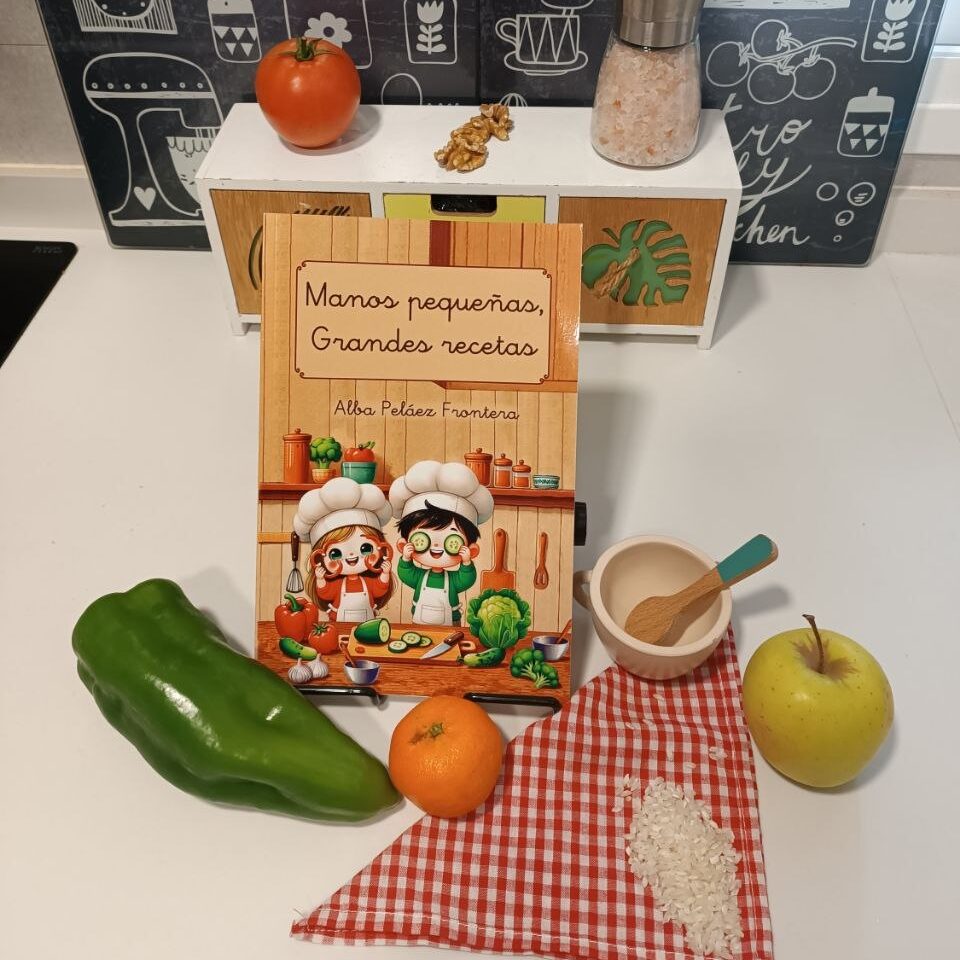 Libro Manos pequeñas, grandes recetas, escrito por Alba Peláez Frontera, para cocinar en familia y que los niños aprendan a cocinar.